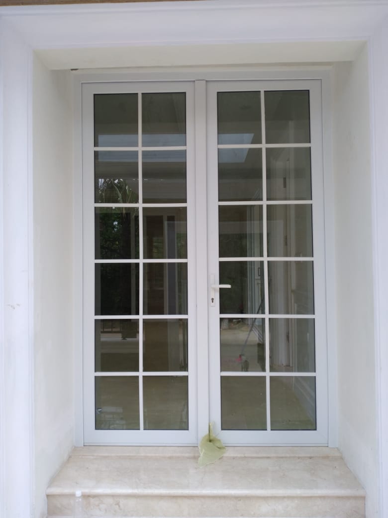 Pintu Swing Kaca UPVC
